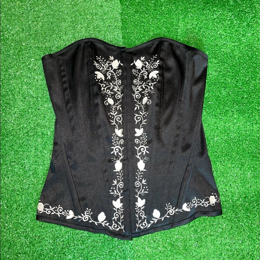 ✨Stunning black and white corset top